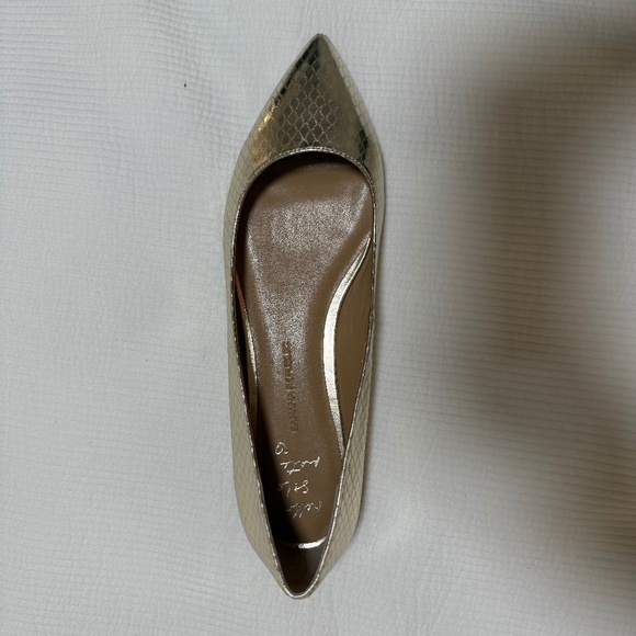 Gold Metallic Pointy-toed Banana Republic Flats, size 10 (NEW) - Picture 1 of 3